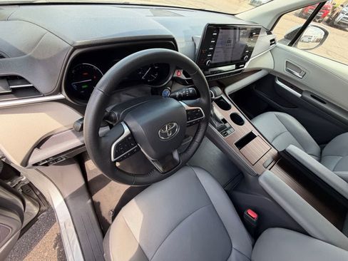 Used 2024 Toyota Sienna XLE FWD image 16