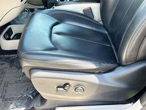 Used 2023 Chrysler Pacifica Touring-L FWD image 18