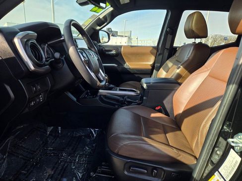 Used 2022 Toyota Tacoma Limited image 19