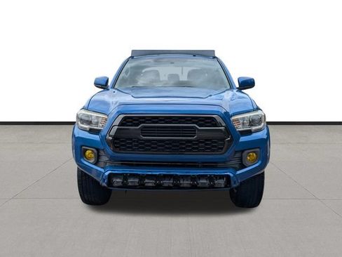 Used 2017 Toyota Tacoma SR5 w/ Tow Package AWD/4WD image 2