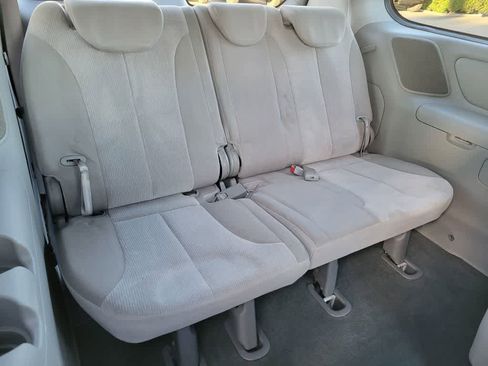Used 2012 Kia Sedona LX image 16