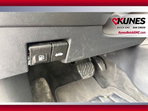Used 2025 Nissan Versa SV FWD image 9