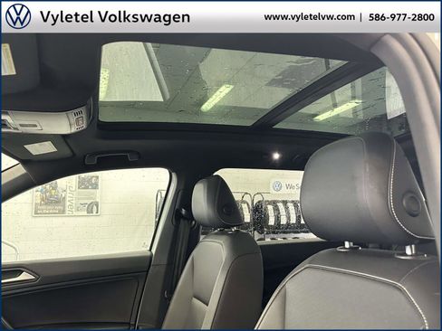 Used 2021 Volkswagen Tiguan SE R-Line image 22