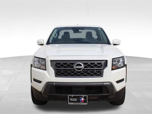 Used 2024 Nissan Frontier SV image 2