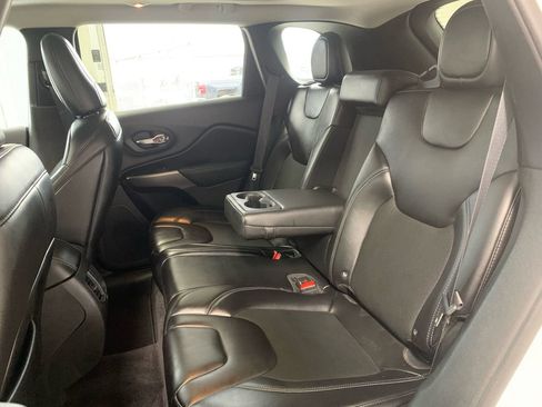 Used 2019 Jeep Cherokee Latitude Plus w/ Comfort/Convenience Group AWD/4WD image 23