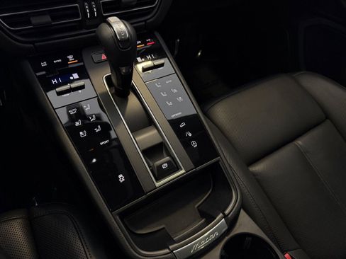 Certified 2022 Porsche Macan image 19