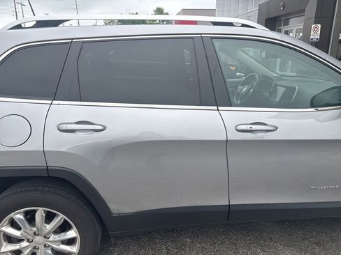 Used 2017 Jeep Cherokee Limited AWD/4WD image 4