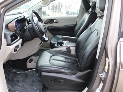 Used 2018 Chrysler Pacifica Touring-L Plus image 16