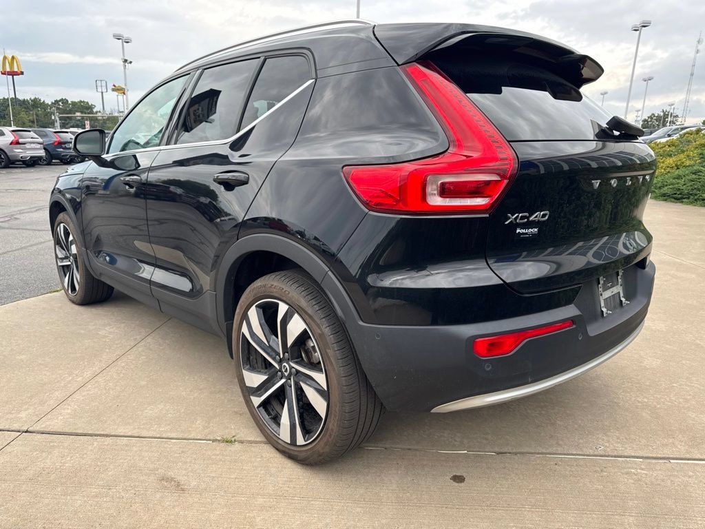 Certified 2025 Volvo XC40 B5 Plus w/ Protection Package Premier AWD/4WD image 7