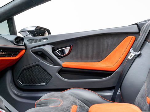 Used 2021 Lamborghini Huracan EVO RWD image 17