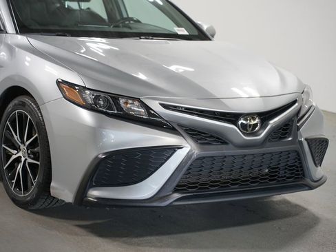 Used 2023 Toyota Camry SE FWD image 4