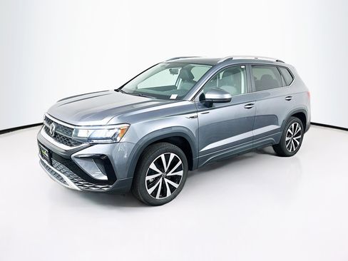 Used 2022 Volkswagen Taos SE w/ Panoramic Sunroof Package FWD image 3