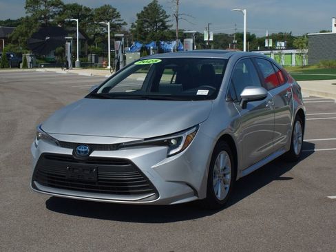Used 2025 Toyota Corolla XLE FWD image 24