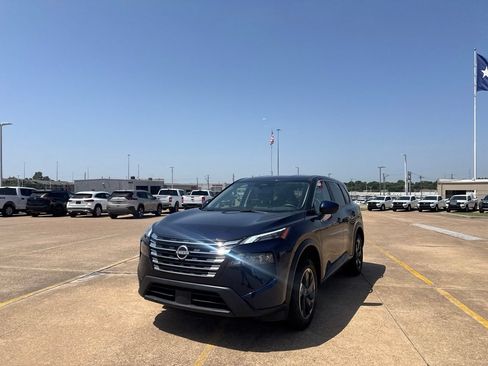 Certified 2025 Nissan Rogue SV FWD image 7