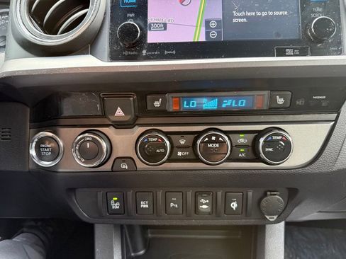 Used 2017 Toyota Tacoma TRD Sport AWD/4WD image 28