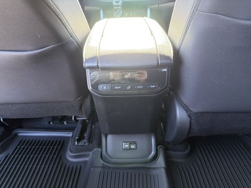 Certified 2024 Toyota Highlander LE image 34