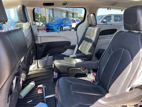 Used 2018 Chrysler Pacifica Limited w/ Tire & Wheel Group FWD image 15
