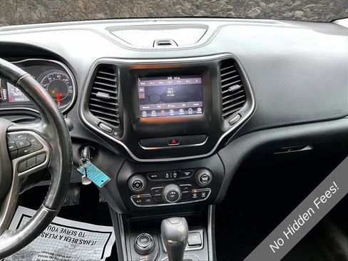 Used 2019 Jeep Cherokee Latitude w/ Cold Weather Group AWD/4WD image 6