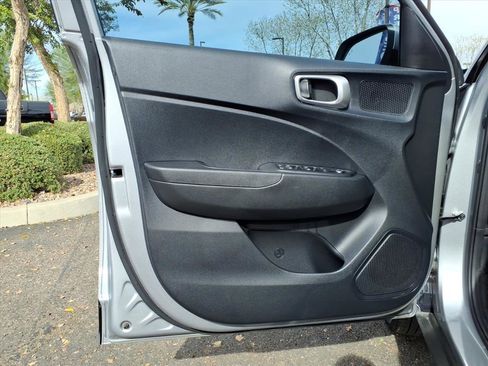 Certified 2025 Hyundai Venue SEL image 18