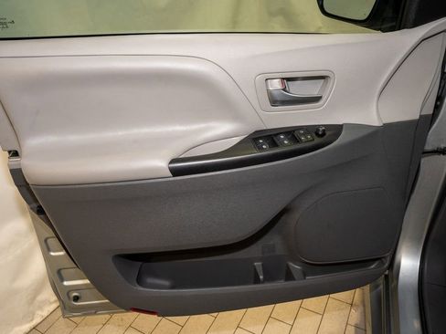 Used 2019 Toyota Sienna LE image 11