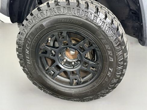 Used 2016 Toyota Tacoma TRD Off-Road w/ Premium & Technology Package RWD image 31