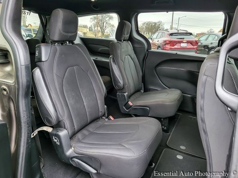 Used 2018 Chrysler Pacifica Touring Plus image 30