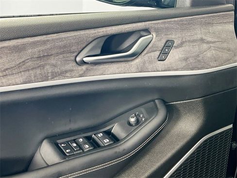 Used 2023 Jeep Grand Cherokee 4WD 4xe image 18