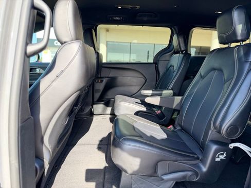 Used 2025 Chrysler Pacifica Select FWD image 10
