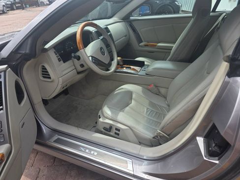 Used 2004 Cadillac XLR RWD image 10