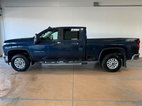 Used 2022 Chevrolet Silverado 2500 LT w/ Convenience Package AWD/4WD image 2