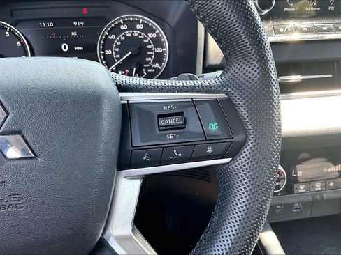 Used 2023 Mitsubishi Outlander SE Black Edition FWD image 11