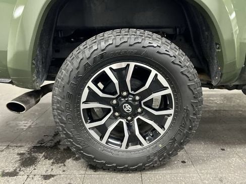 Used 2022 Toyota Tacoma TRD Sport w/ TRD Premium Sport Package AWD/4WD image 32
