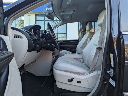 Used 2013 Chrysler Town & Country Touring image 13