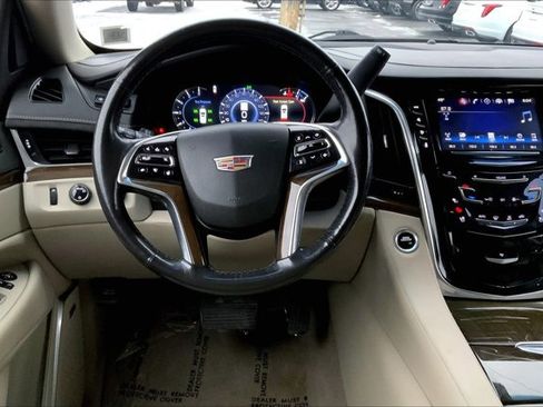 Used 2019 Cadillac Escalade ESV Luxury image 4