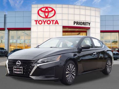 Used 2025 Nissan Altima 2.5 SV FWD image 1