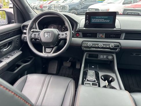 Used 2025 Honda Pilot TrailSport image 7