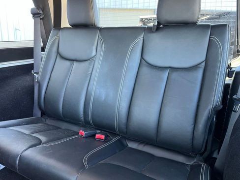 Used 2017 Jeep Wrangler Rubicon AWD/4WD image 35