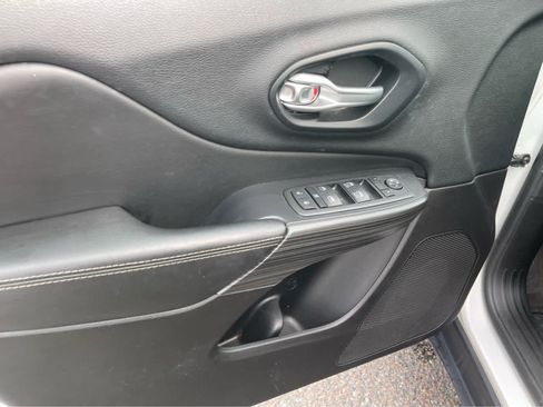 Used 2015 Jeep Cherokee Latitude w/ Cold Weather Group AWD/4WD image 11