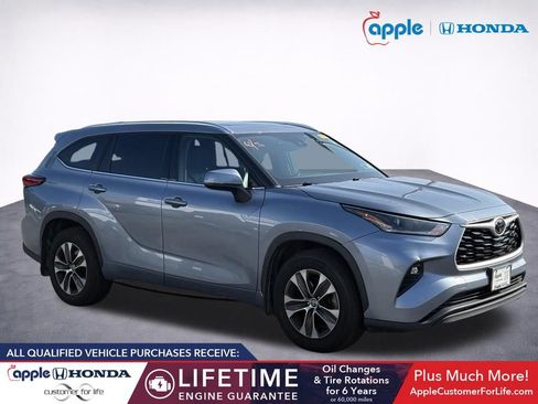 Used 2021 Toyota Highlander XLE AWD/4WD image 1