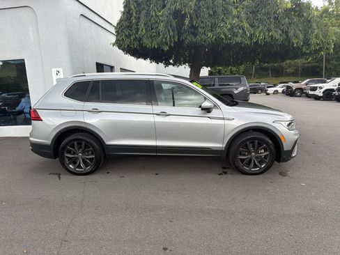 Used 2024 Volkswagen Tiguan SE AWD/4WD image 2
