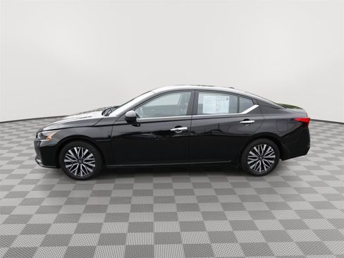 Used 2025 Nissan Altima 2.5 SV FWD image 8