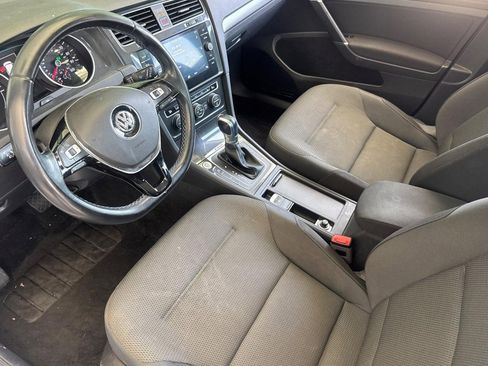 Used 2018 Volkswagen e-Golf SE FWD image 4