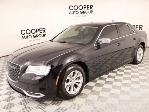 Used 2019 Chrysler 300 Touring w/ Chrome Appearance Package RWD image 9