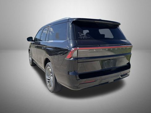 Used 2025 Lincoln Navigator Reserve AWD/4WD image 4