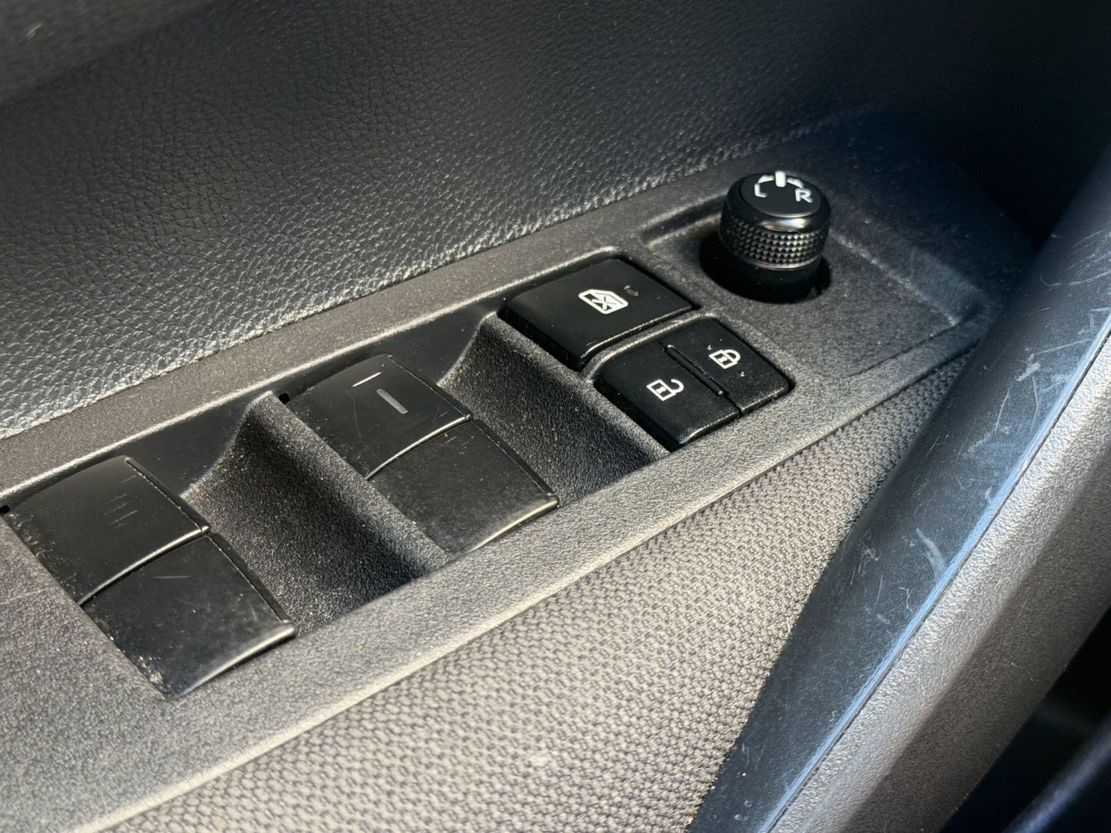 Used 2025 Toyota Corolla LE FWD image 30