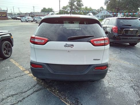 Used 2017 Jeep Cherokee Latitude w/ Cold Weather Group FWD image 8