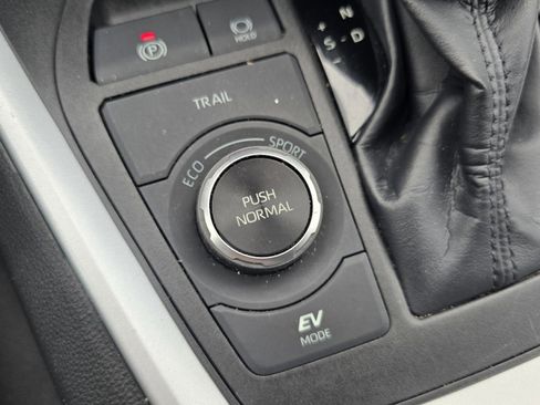 Used 2022 Toyota RAV4 LE AWD/4WD image 6