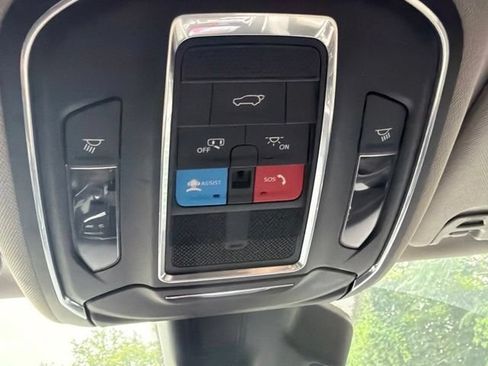Used 2022 Jeep Wagoneer Series III AWD/4WD image 16