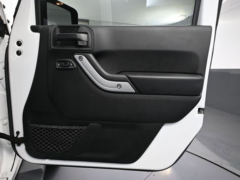 Used 2018 Jeep Wrangler Unlimited Sahara w/ Connectivity Group image 41