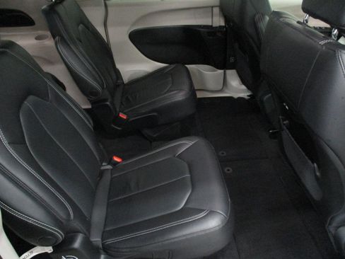 Used 2022 Chrysler Pacifica Touring-L image 13